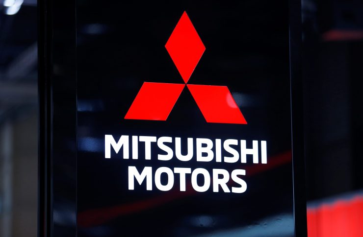 三菱自動車工業のロゴ。2019年3月、スイス・ジュネーブで開催されたジュネーブ国際モーターショーで撮影。REUTERS/Pierre Albouy