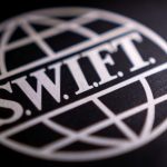 SWIFTのロゴ。２022年2月撮影。REUTERS/Dado Ruvic