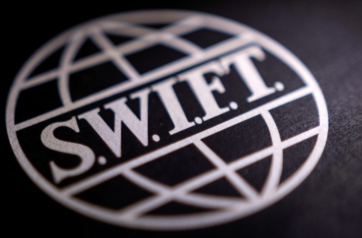 SWIFTのロゴ。2022年2月撮影。REUTERS/Dado Ruvic