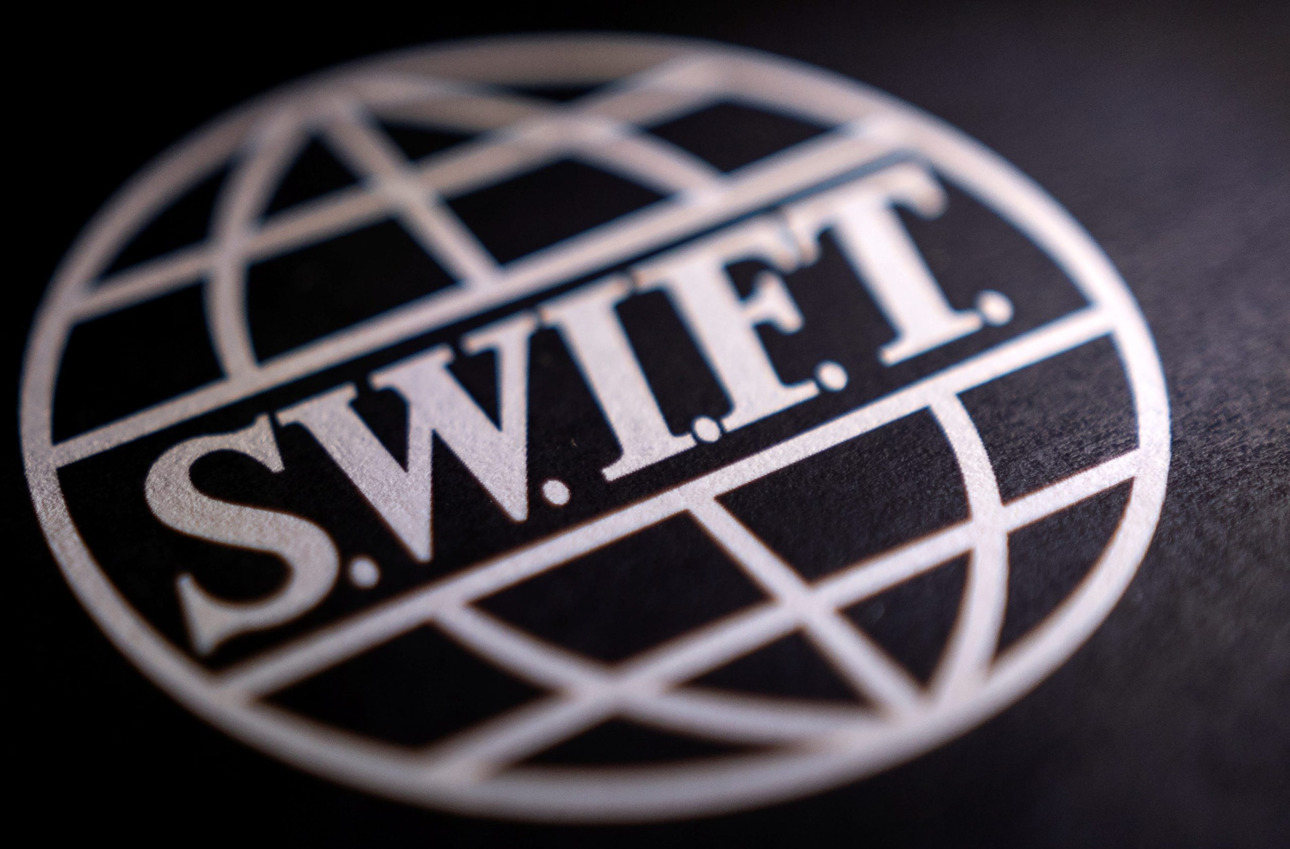 SWIFTのロゴ。2022年2月撮影。REUTERS/Dado Ruvic