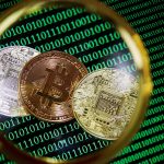 写真は拡大された暗号資産（仮想通貨）のコインと、バイナリーコードのイメージ。2021年9月に撮影。REUTERS/Florence Lo
