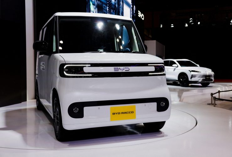中国の電気自動車(EV)大手、比亜迪(BYD)の軽乗用車EV「ラッコ」。2025年10月29日、都内で撮影。REUTERS/Manami Yamada