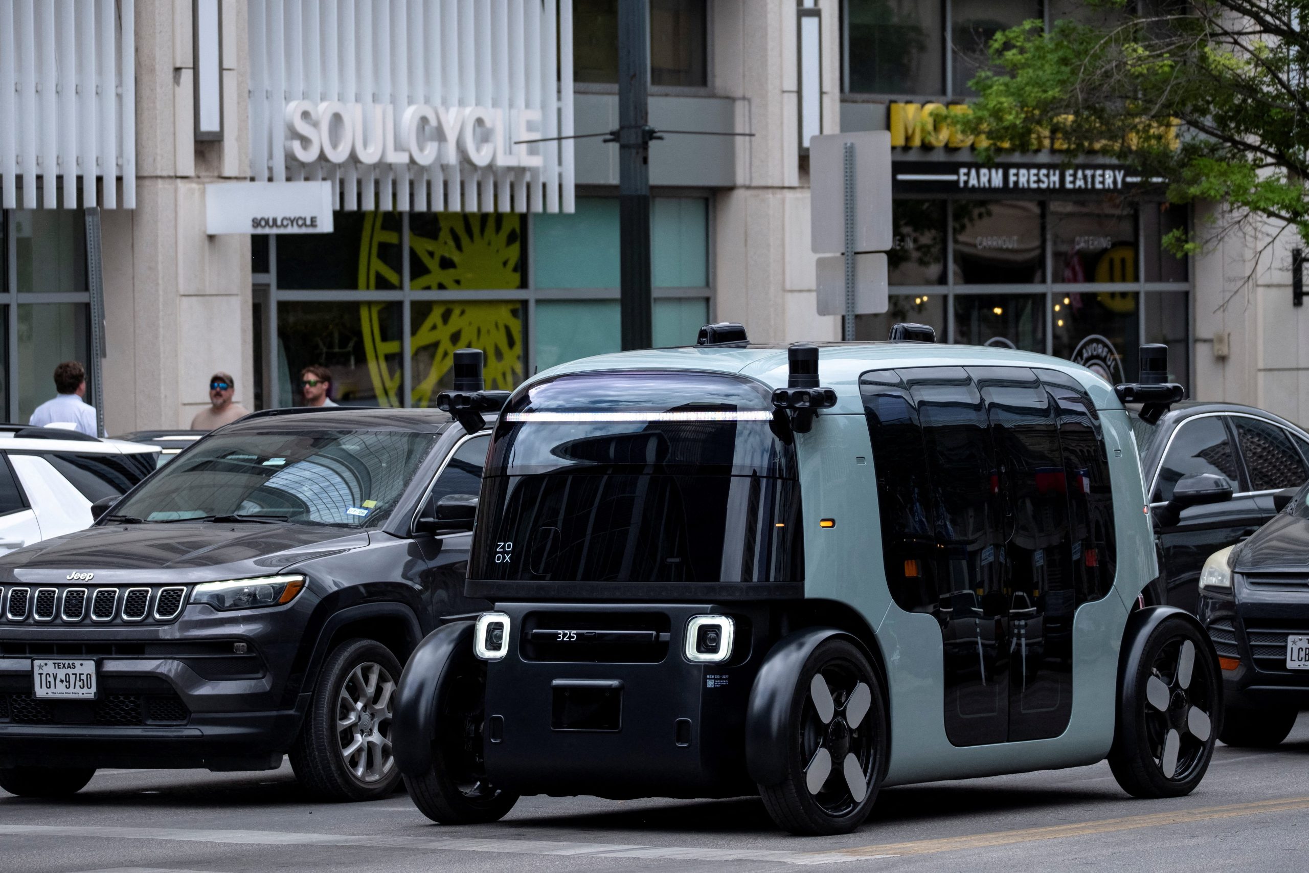 米テキサス州オースティンを走行するズークスのロボットタクシー。3月撮影。 REUTERS/Joel Angel Juarez