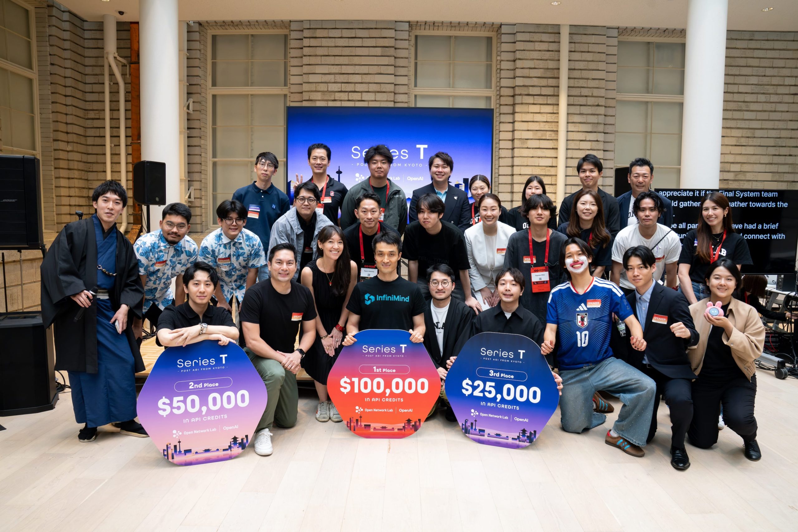 ピッチ終了後、登壇者、審査員、スタッフ一同で記念撮影