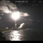 打ち上げ直後、上昇するロケット（JAXAライブ中継より）