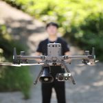 韓国・安東市の唐辛子畑上空でドローンを飛ばす黄漢才氏　ロイター/キム・ホンジ