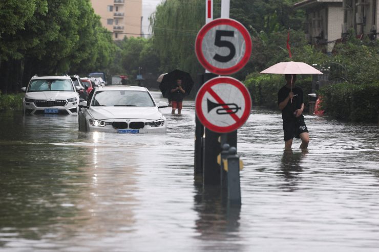 10日、台風13号(ドルフィン)の影響で豪雨に見舞われた上海の様子。REUTERS/Go Nakamura