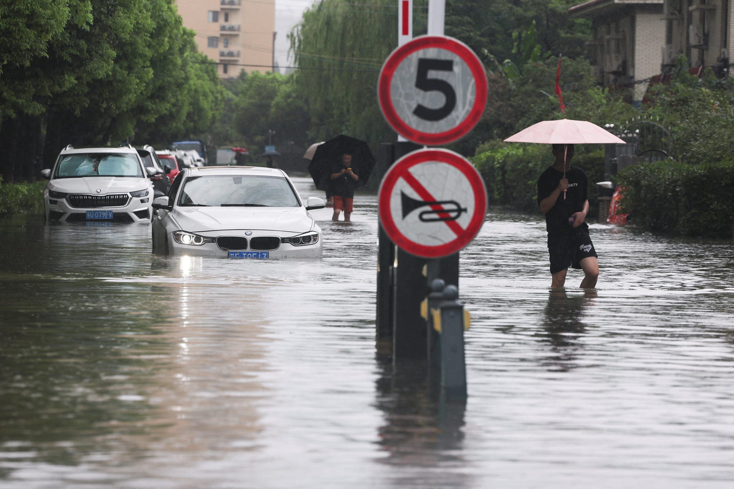 10日、台風13号(ドルフィン)の影響で豪雨に見舞われた上海の様子。REUTERS/Go Nakamura