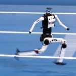 写真は２２日の１００メートル予選レースで走る人型ロボット。REUTERS/Tingshu Wang
