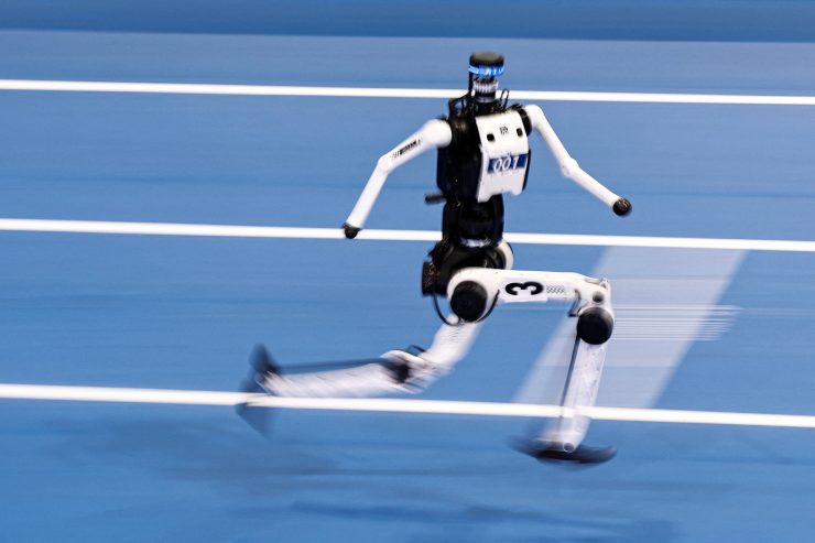 写真は22日の100メートル予選レースで走る人型ロボット。REUTERS/Tingshu Wang