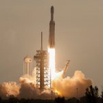 米フロリダ州ケープカナベラルのケネディ宇宙センターで３０日、ＮＡＳＡの「ナンシー・グレース・ローマン宇宙望​遠鏡」を搭載したスペースＸの大型ロケット「ファルコンヘビー」が打ち上げられた。(２０２６年　ロイター/Joe Skipper )