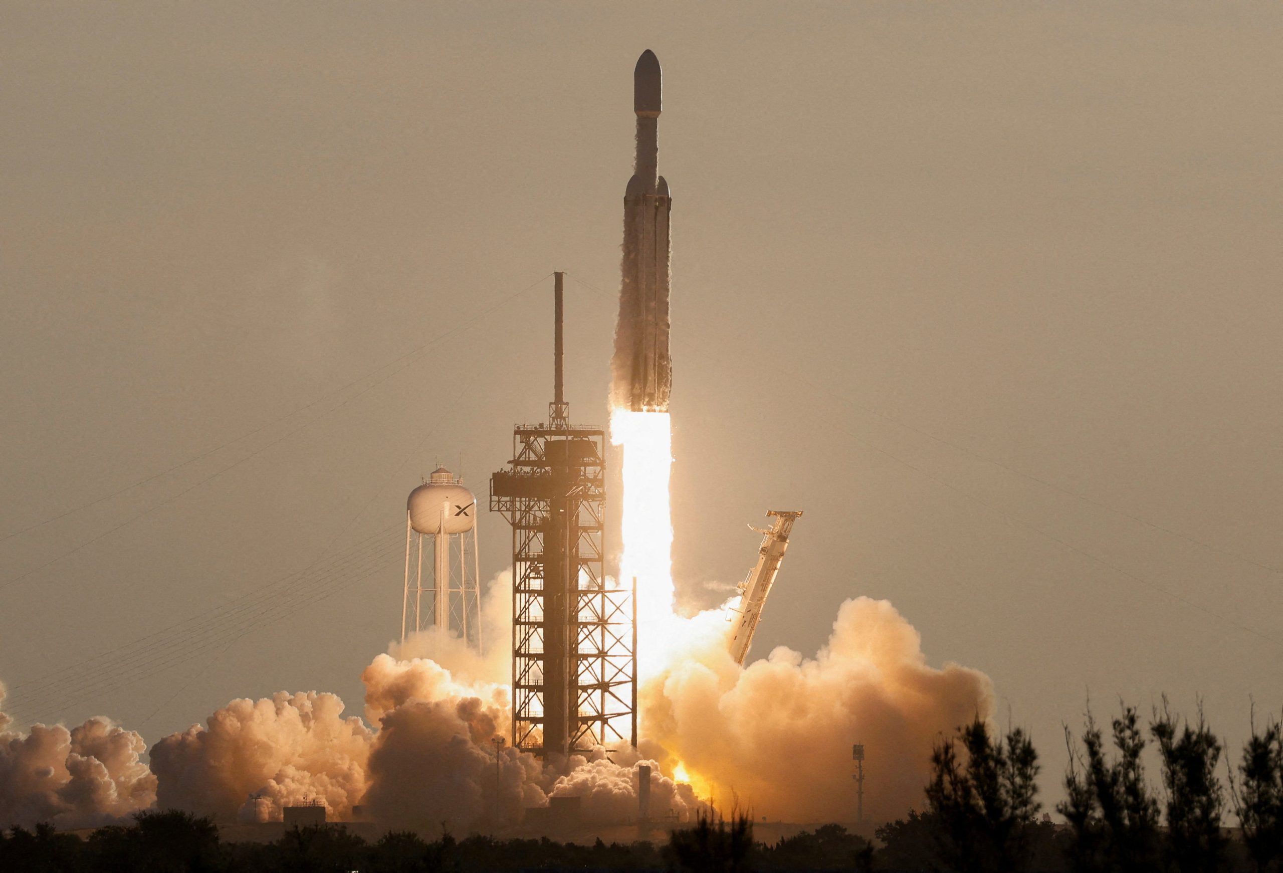 米フロリダ州ケープカナベラルのケネディ宇宙センターで30日、NASAの「ナンシー・グレース・ローマン宇宙望遠鏡」を搭載したスペースXの大型ロケット「ファルコンヘビー」が打ち上げられた。(2026年 ロイター/Joe Skipper )
