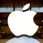 アップルのロゴ。2025年4月、パリのアップルストアで撮影。 REUTERS/Abdul Saboor
