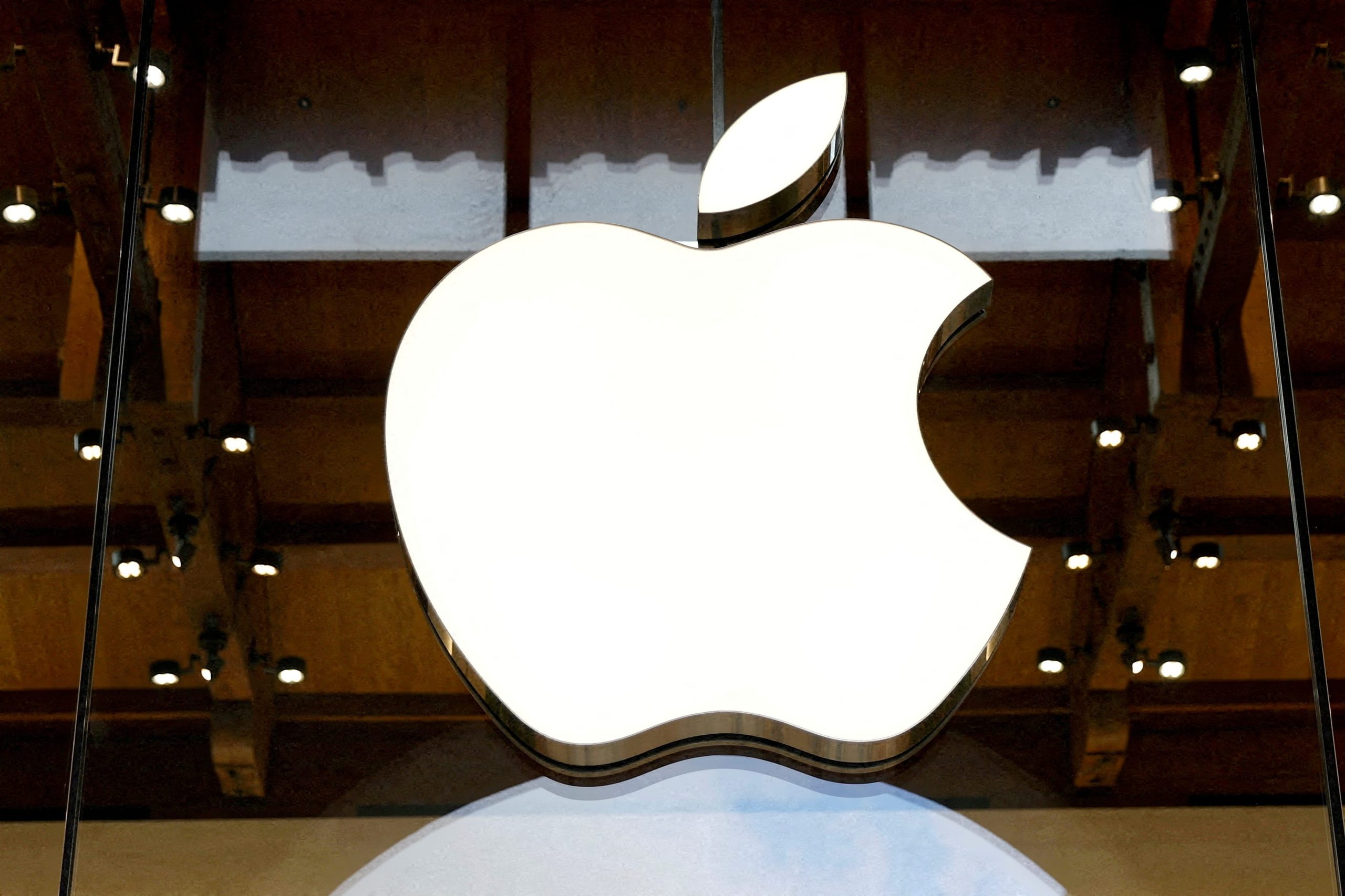 アップルのロゴ。2025年4月、パリのアップルストアで撮影。 REUTERS/Abdul Saboor