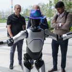ロボット開発企業アジボット社の本社を訪れる外国人投資家ら。4月20日、上海で撮影。 REUTERS/Laurie Chen　