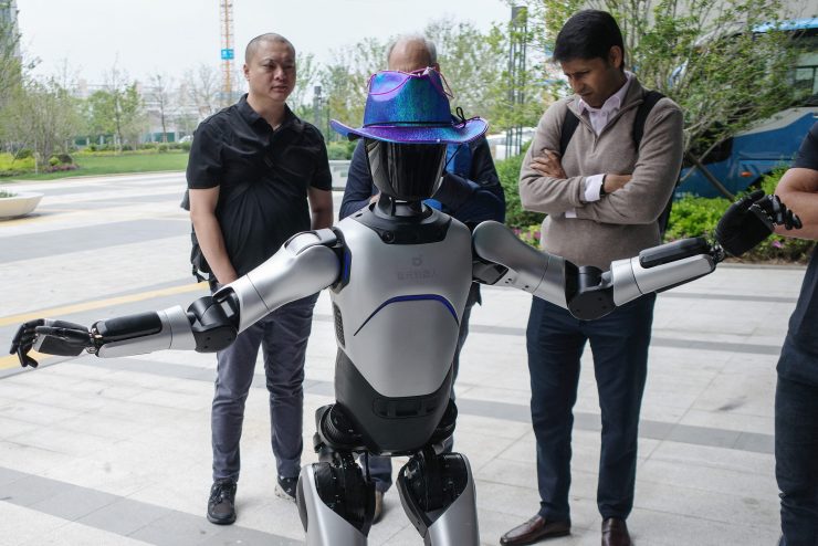 ロボット開発企業アジボット社の本社を訪れる外国人投資家ら。4月20日、上海で撮影。 REUTERS/Laurie Chen