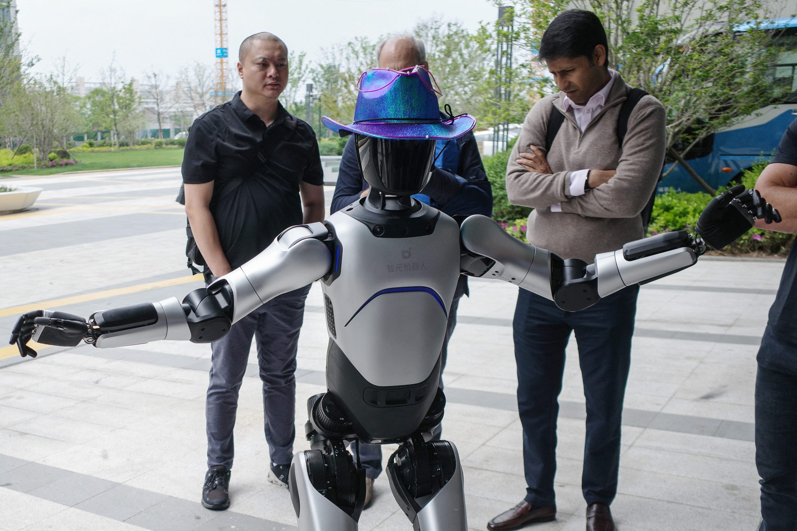 ロボット開発企業アジボット社の本社を訪れる外国人投資家ら。4月20日、上海で撮影。 REUTERS/Laurie Chen