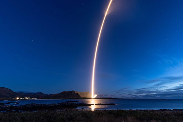 ドイツのイザール・エアロスペースのロケットが宇宙に打ち上げられる様子。9月5日、ノルウェー・アンドーヤの基地で撮影。