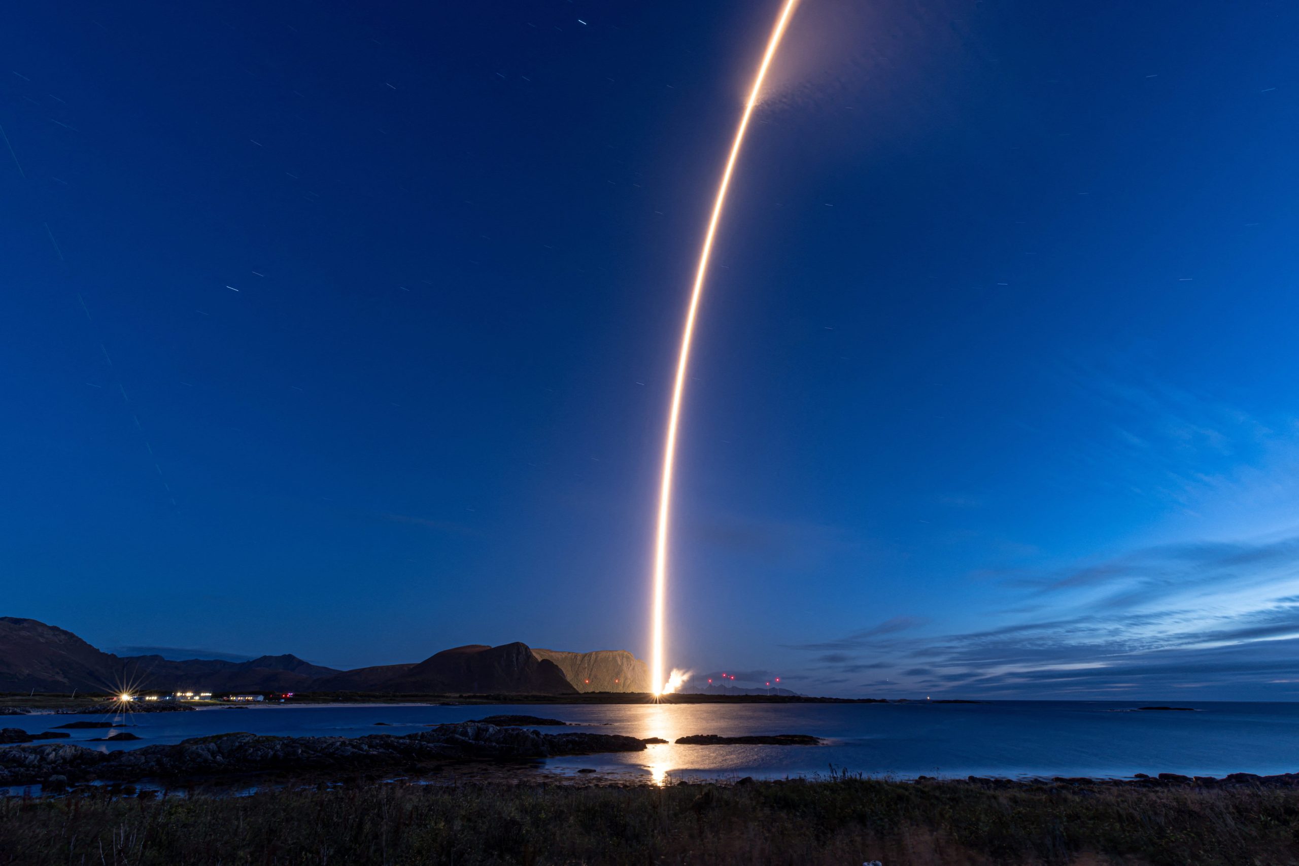 ドイツのイザール・エアロスペースのロケットが宇宙に打ち上げられる様子。9月5日、ノルウェー・アンドーヤの基地で撮影。