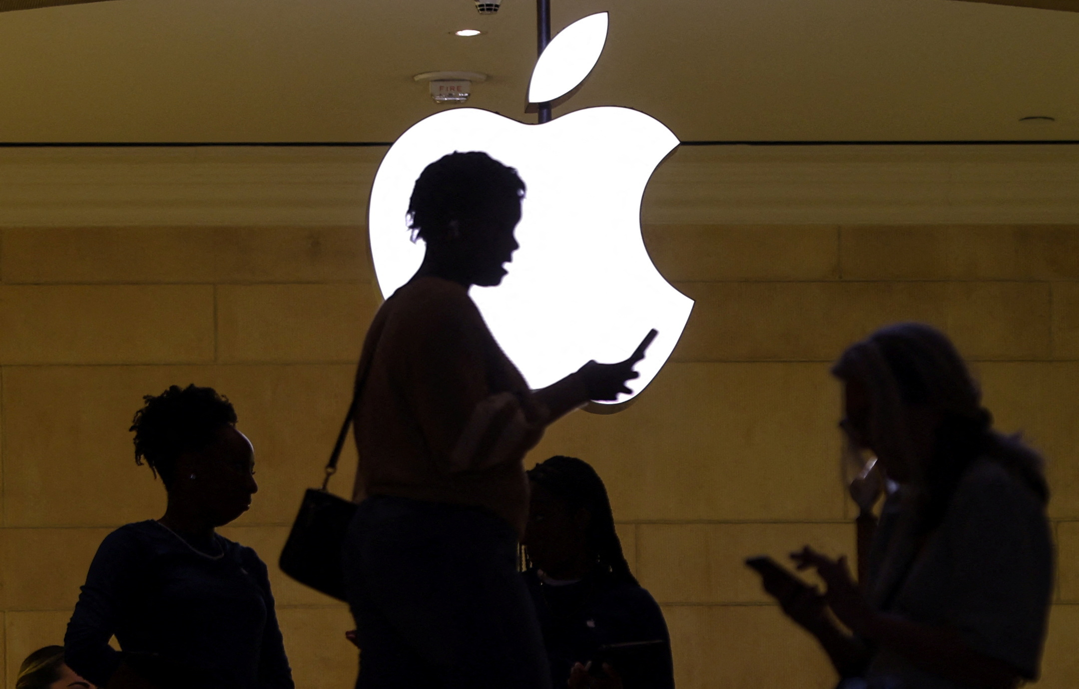 ニューヨークのアップルストア。2023年4月14日撮影。REUTERS/Mike Segar