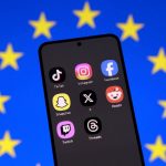欧州連合（ＥＵ）旗とソーシャルメディアアプリのアイコンが表示されたスマートフォン。２月撮影。REUTERS/Dado Ruvic