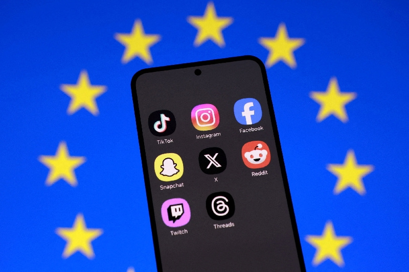 欧州連合(EU)旗とソーシャルメディアアプリのアイコンが表示されたスマートフォン。2月撮影。REUTERS/Dado Ruvic