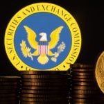 写真は米証券取引委員会（ＳＥＣ）のロゴと仮想通貨のイメージ。2023年6月に撮影。REUTERS/Dado Ruvic