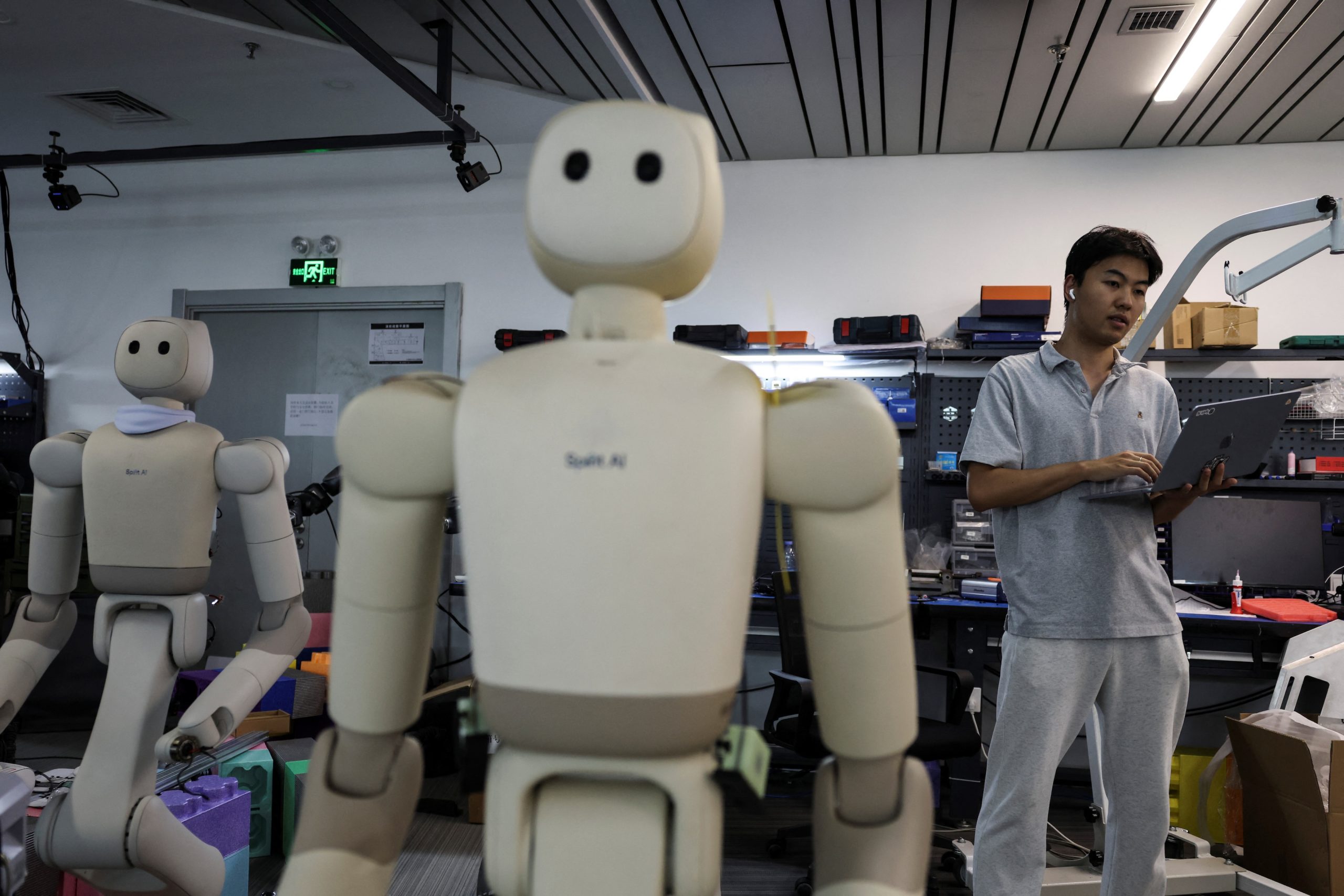 中国新興スピリットＡＩ（Ｓｐｉｒｉｔ　ＡＩ）本社（北京）の試験エリアで１７日撮影。REUTERS/Tingshu Wang