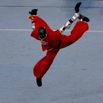 2026年8月26日、北京で開催された「世界ヒュー‌マノイドロボット競技大会」で武術を披露するロボット。REUTERS/Tingshu Wang