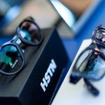 メタの年次開発者会議で展示された同社のスマートグラス。2025年9月、米カリフォルニア州メンローパークで撮影。REUTERS/Carlos Barria