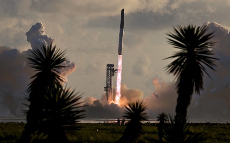 スペースＸの「スターシップ」、初の軌道到達　衛星26基展開