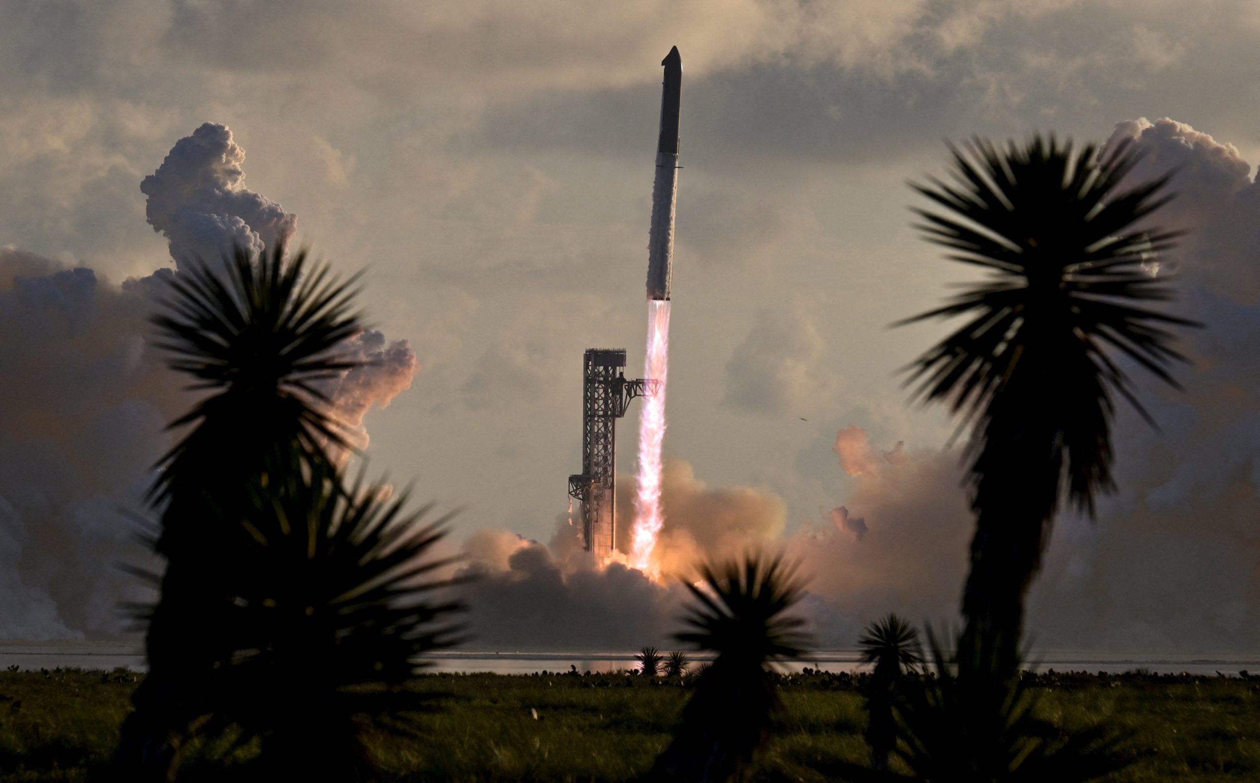 スペースXの「スターシップ」、初の軌道到達 衛星26基展開