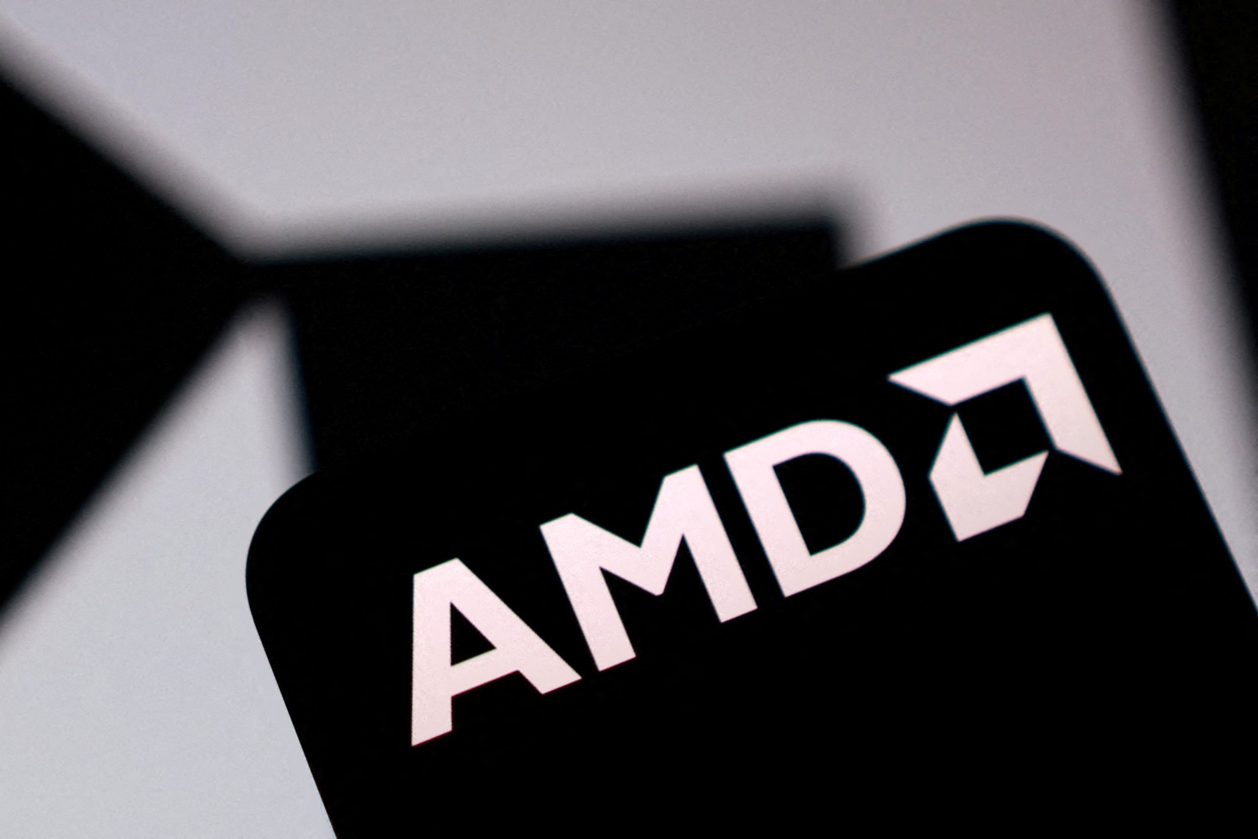 写真は米半導体大手アドバンスト・マイクロ・デバイセズ(AMD)のロゴイメージ。6月11日撮影。REUTERS/Dado Ruvic