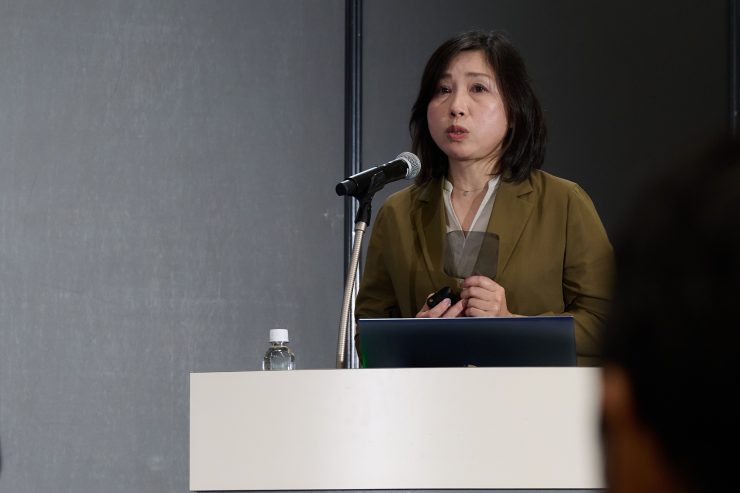 eZovメッシュを手に鈴木氏。このサイズで野球グラウンドほどの表面積がある