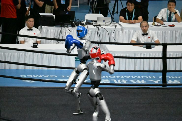 ロボット運動会で戦うアスリートロボットたち