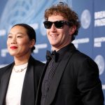 米メタのマーク・ザッカーバーグ最高経営責任者（ＣＥＯ）と妻のプリシラ・チャン氏。2025年4月、カリフォルニア州サンタモニカで撮影。REUTERS/Mario Anzuoni