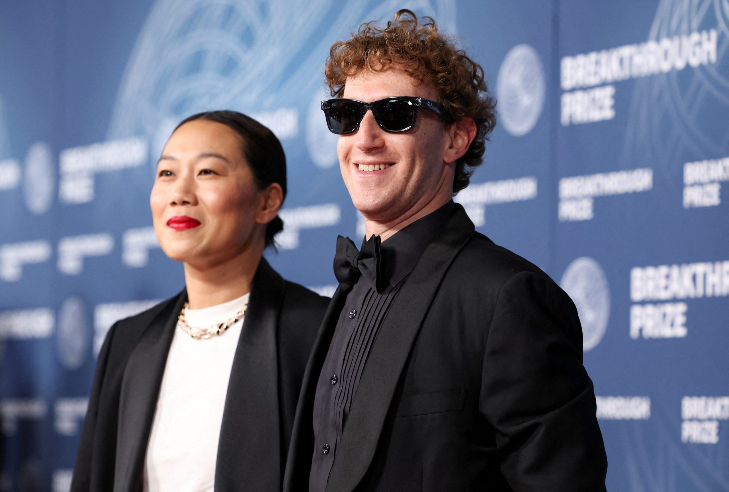 米メタのマーク・ザッカーバーグ最高経営責任者（ＣＥＯ）と妻のプリシラ・チャン氏。2025年4月、カリフォルニア州サンタモニカで撮影。REUTERS/Mario Anzuoni