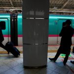 写真はＪＲ東日本の列車と乗客。東京駅で８日撮影。REUTERS/Kevin Coombs