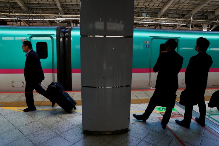 写真はJR東日本の列車と乗客。東京駅で8日撮影。REUTERS/Kevin Coombs