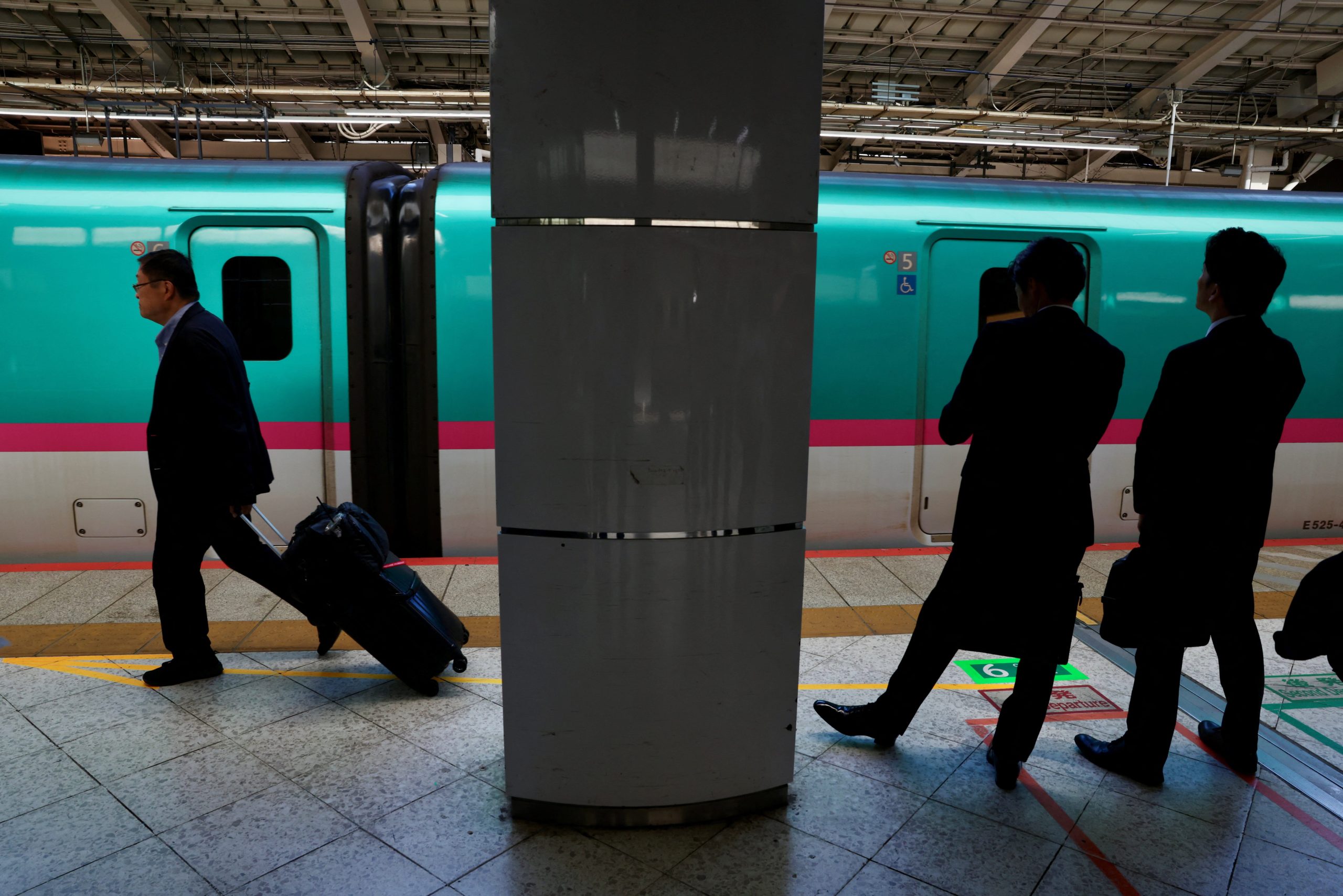 写真はJR東日本の列車と乗客。東京駅で8日撮影。REUTERS/Kevin Coombs