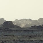 2026年8月11日にNASAの火星探査車キュリオシティが撮影した広角パノラマ写真から切り出したこの画像には、風によって削られたヤルダンと呼ばれる岩山の魅惑的な形状が写し出されている。科学者たちは、ヤルダン層がどのように形成されたのかについて、さらに詳しく知りたいと切望している。