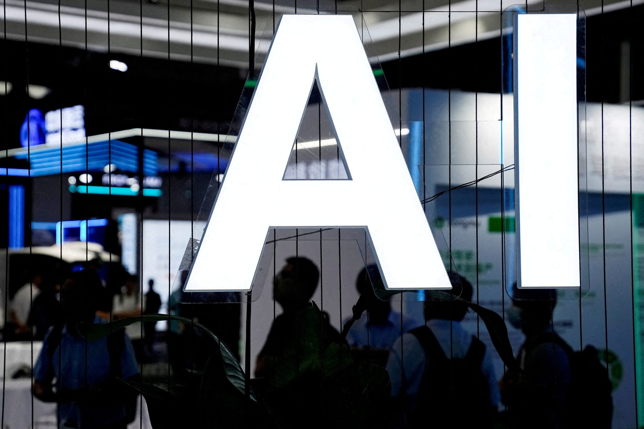 AI(人工知能)と書かれた看板。2023年7月6日、中国・上海で撮影。REUTERS/Aly Song