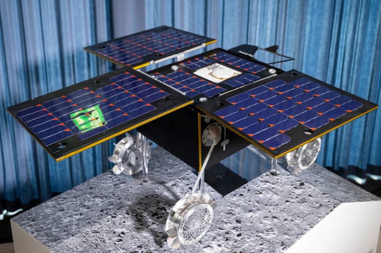 資料写真 - ドイツ航空宇宙センターの記者会見で展示された火星探査車イデフィックスの模型