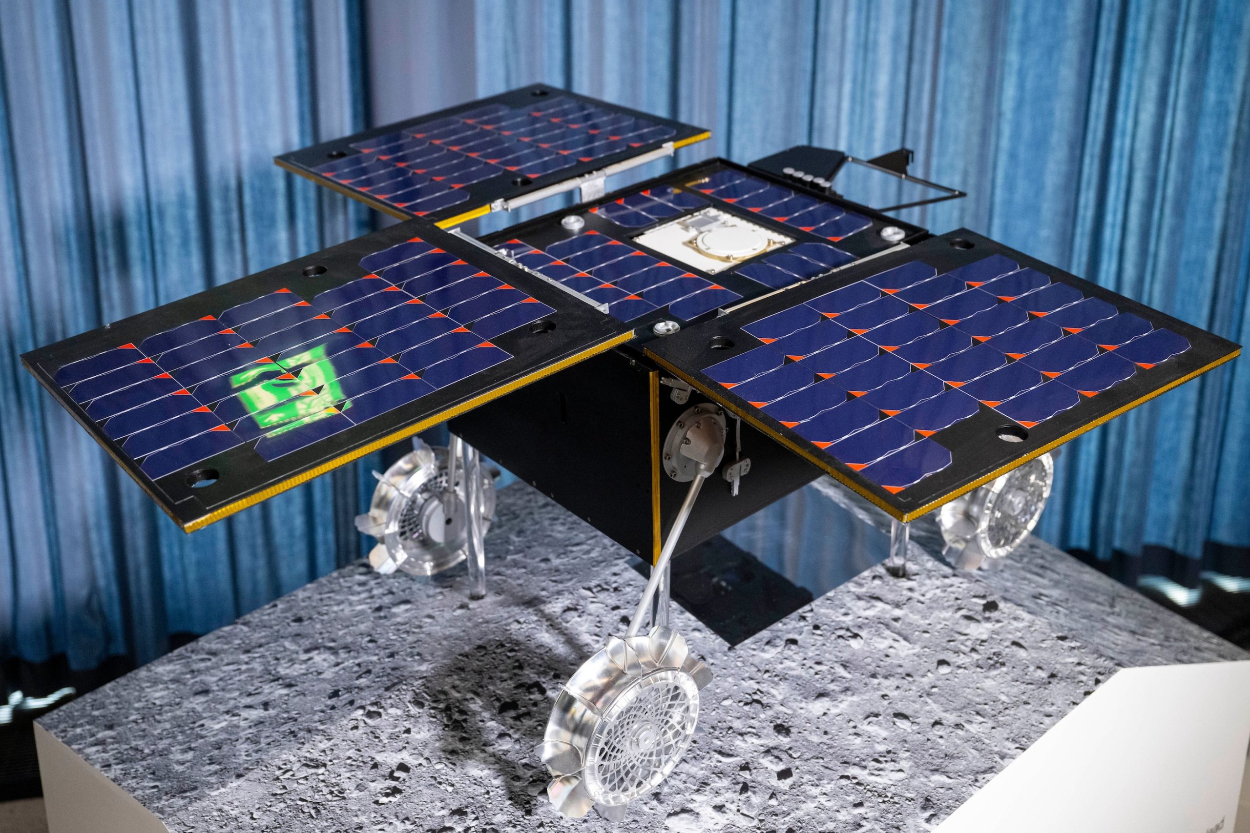 資料写真 - ドイツ航空宇宙センターの記者会見で展示された火星探査車イデフィックスの模型
