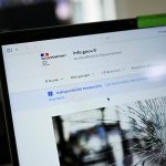 写真はアクセスできないフランス政府のウェブサイト画面。10月21日、ドイツのベルリンで撮影。REUTERS/Annegret Hilse