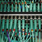 コンピューターサーバーのケーブル。ベルリンで10月21日撮影。REUTERS/Annegret Hilse