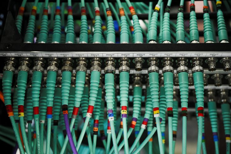 コンピューターサーバーのケーブル。ベルリンで10月21日撮影。REUTERS/Annegret Hilse