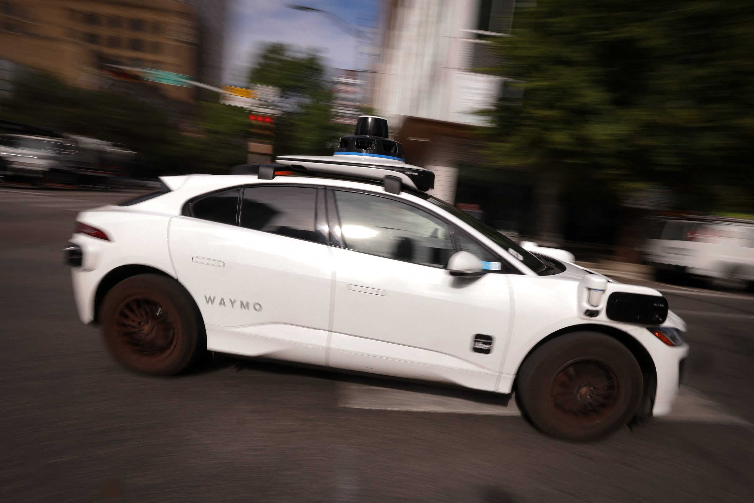 写真はウェイモの自動運転タクシー。27日、米テキサス州オースティンで撮影。 REUTERS/Mike Segar