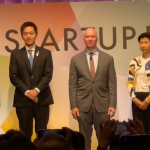 GSE2026のオープニングセレモニーで吉村大阪府知事らと記念写真に応じたホロウィッツ氏（右から２人目）（筆者撮影）