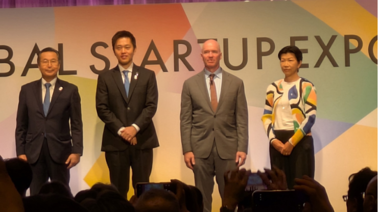 GSE2026のオープニングセレモニーで吉村大阪府知事らと記念写真に応じたホロウィッツ氏(右から2人目)(筆者撮影)
